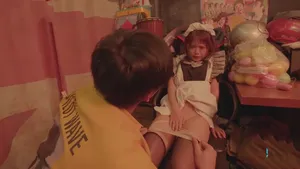 Con đĩ quyến rũ cạo lông mu và phục vụ anh trai lớn của mình, để lộ khuôn mặt và mở háng bằng tất đen và thổi kèn cho một con cặc lớn