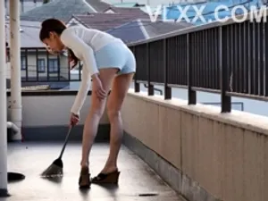 Gã nhà đối diện biến thái thường xuyên nghe tiếng rên của đôi Người vợ Chồng yêu trẻ cạnh bên
