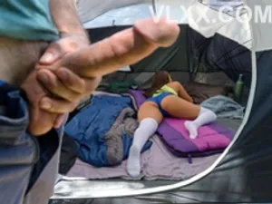 Vụng trộm với bố dượng mỗi khi mẹ đi vắng